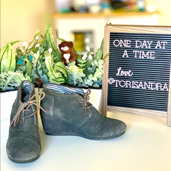 Tom’s so soft ankle Tie Booties - Picture 1 of 6